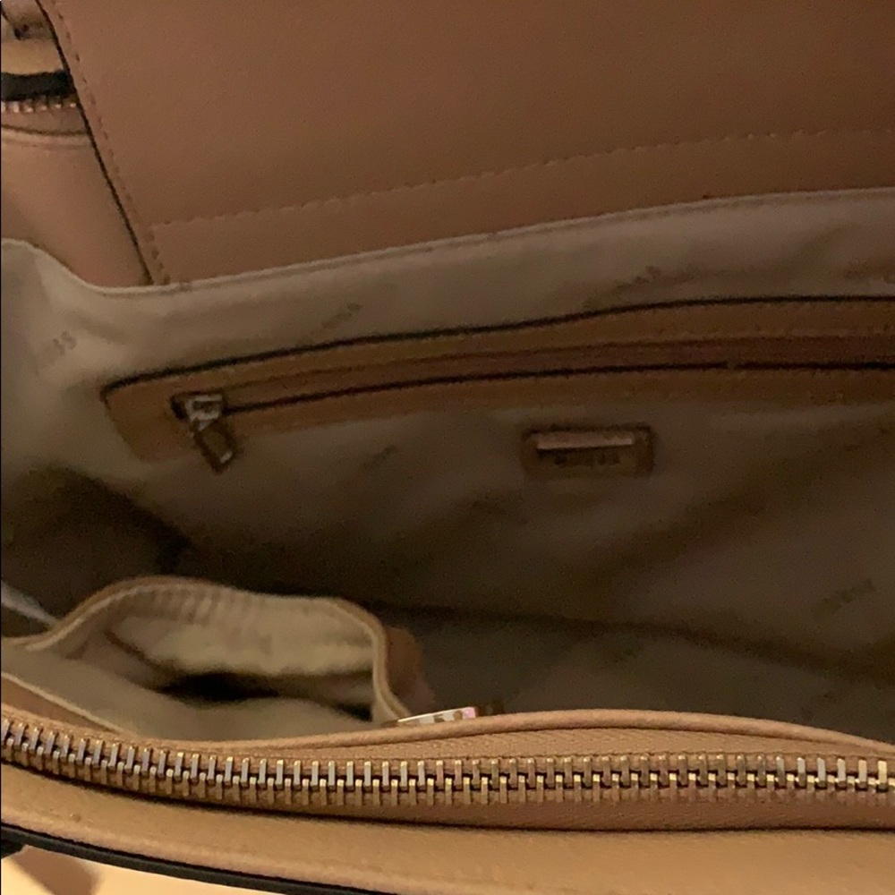 Guess purse - Picture 3 of 3